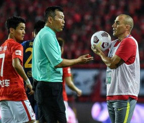  莱比锡主帅罗斯赛后公开质疑判罚  